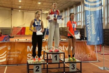 Tatiana Tkáčová na najvyššom stupni v päťboji mladších žiačok.png