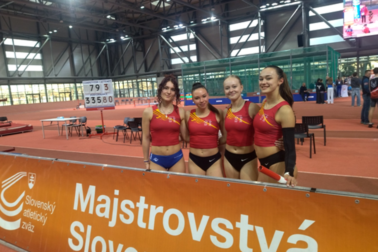 Nové rekordérky SR v behu na 4x200 m dorasteniek (zľava Výbohová-Beňušková-Kubinyiová-Hejčíková)