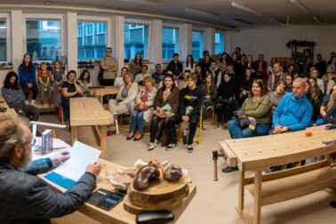 03_UNL_2026_Michal Ďuriš číta v drevodielni