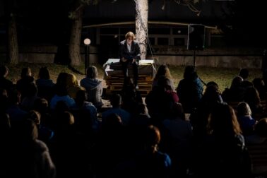 05_UNL_2026_Atmosféra večerného čítania na nádvorí GJGT