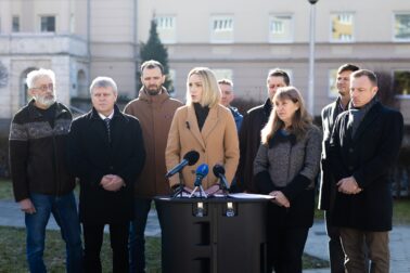opozicni poslanci