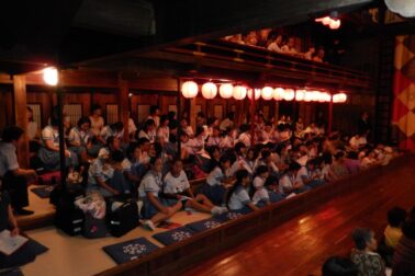 1 Tesne pred predstavením v klasickom japonskom divadle v meste Yamaga