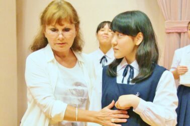 6 Spevácke kurzy s členmi japonského zboru. Pani Oľga Hromadová