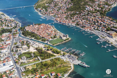 Mesto Trogir - Chorvátske pobrežie z neba