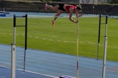 Liana Boľošová pri úspešnom pokuse na 400 cm