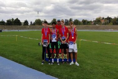 Štafeta juniorov na 4x400 m (zľava Havaš-Hirka-Fojtík-Kudrík, vzadu tréner Škvarka)