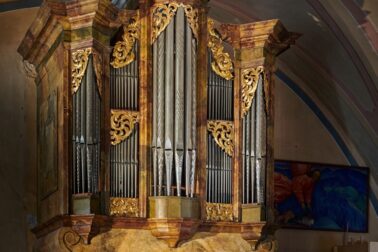 Historický barokový organ Martina Podkonického z roku 1751 v Španej Doline - pohľad na organovú skriňu, prospekt a vzduchovú sústavu