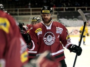 OPRAVA POPISKY - Michal Handzu¨ z HC'05 Banská Bystrica (vpravo) po?as 26. kola slovenskej hokejovej Tipsport extraligy 2012/2013 medzi  HC'05 Banská Bystrica a ¦HK 37 Pie¨?any. Banská Bystrica, 30. november 2012. Foto: SITA/Ján Viazani?ka