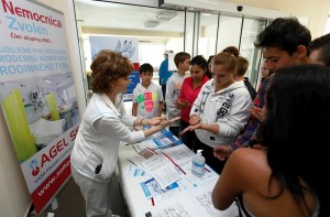 Foto 1_Ing.Krokošová vysvetľuje správny postup umývania rúk