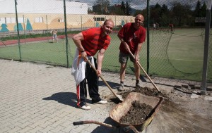 Pri čistení sa poriadne zapotili aj poslanci Daniel Karas a Ladislav Topoľský