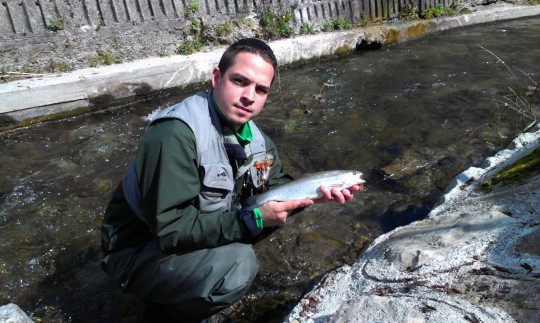 Autor článku s úlovkom pstruha dúhového.