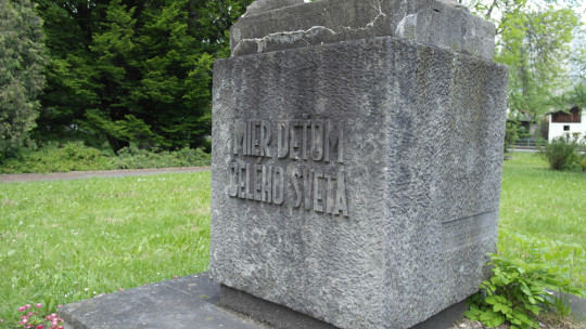 Smutne symbolický je stav sochy s týmto posolstvom.