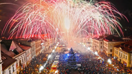FOTO: Tisíce malých i veľkých Bystričanov na novoročnom ohňostroji