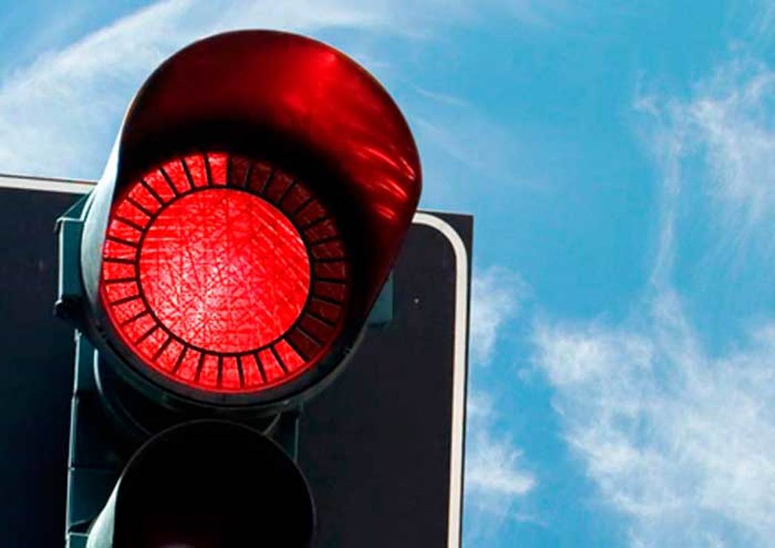 Traffic light red. Красный светофор. Красный сигнал светофора. Красный цвет светофора. Машина на Красном светофоре.