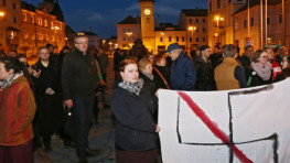 FOTO: Stovky Bystričanov so sviečkami na Námestí SNP