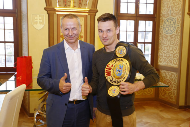 Primátor Ján Nosko s Vladom Moravčíkom. Spolupráca mesta a banskobystrických úspešných športovcov prinaša môže mestu pomôcť.