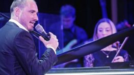 FOTO: Klavírny virtuóz Jozef Holly vypredal Robotnícky dom