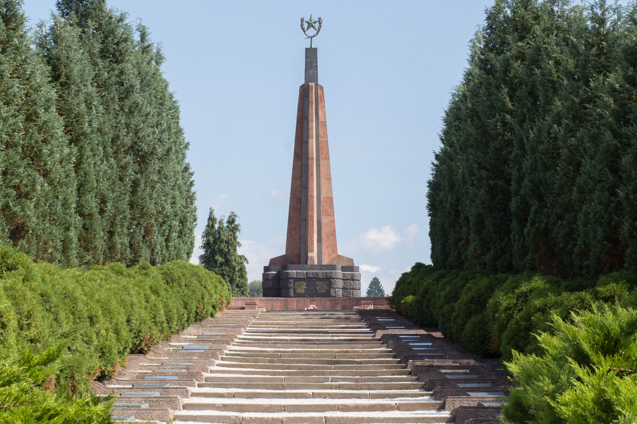 vojensky-cintorin-zvolen.jpg