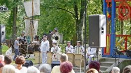 FOTO: Prvý letný promenádny koncert v mestskom parku dopadol výborne