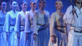 SÚŤAŽ: Legendárny muzikál NA SKLE MAĽOVANÉ  ožíva aj v Banskej Bystrici!