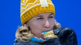 FOTO: Nasťa Kuzminová má už zlato, odovzdala jej ho Barteková, obe si poplakali