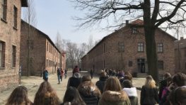 Banskobystrickí žiaci sa na poznávacích zájazdoch do Krakova a Osvienčimu učia o histórii