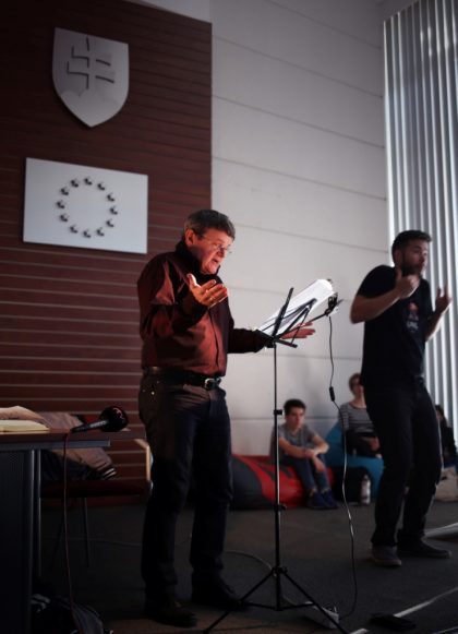 Magická atmosféra počas čítania pána Petra Zemaníka sprevádzaná tlmočníkom do posunkového jazyka