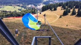 Paraglajdista na Donovaloch zostal visieť na lane lanovky
