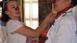 Zdravotní klauni navštívili dospelých onkologických pacientov v Rooseveltovej  nemocnici