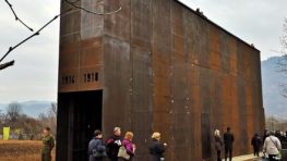FOTO: Na Deň vojnových veteránov odhalili v Majeri pamätník Monument