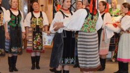 Komentovaná prehliadka výstavy Od kolísky po hrob s ukážkou čepčenia nevesty už vo štvrtok