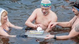 FOTO: Do ľadovej vody si otužilci zobrali horúcu knižnú novinku