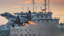 Piloti poľského stroja F-16 sa stretnú so svojimi učiteľmi + súťaž o lístky na SIAF