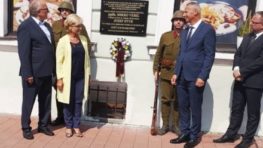 Pamätná tabuľa na Hornej 21 pripomína začiatok SNP a vysielania Slobodného slovenského vysielača