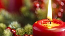 Začal predvianočný advent, horí prvá sviečka…