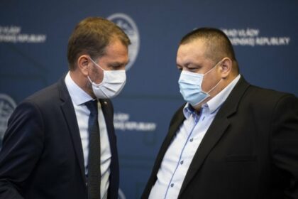 Zľava premiér Igor Matovič a hlavný hygienik Ján Mikas