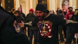 Ukážka americkej demokracie: Do budovy Kongresu vtrhli Trumpovi stúpenci, 4 mŕtvi