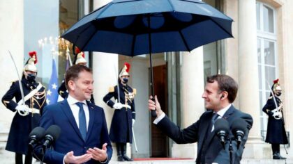 Zľava Igor Matovič a Emmanuel Macron