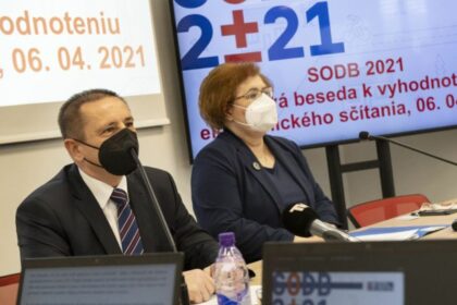 Zľava predseda ŠÚ SR Alexander Ballek a riaditeľka sekcie Ľudmila Ivančíková