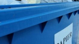 Modré kontajnery v meste – papier najskôr roztrhajte alebo sploštite