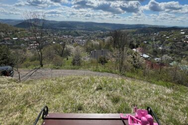 Paradajz_lavička so Zaľúbencami