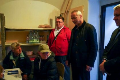 Karol Langstein a Ján Nosko medzi bezdomovcami