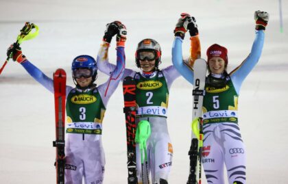 Na stupni víťazov zľava Mikaela Shiffrinová, Petra Vlhová a Lena Dürrová