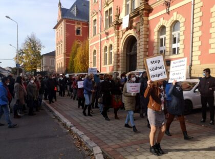 Protest súdnych zamestnancov pred budovou KS v Banskej Bystrici