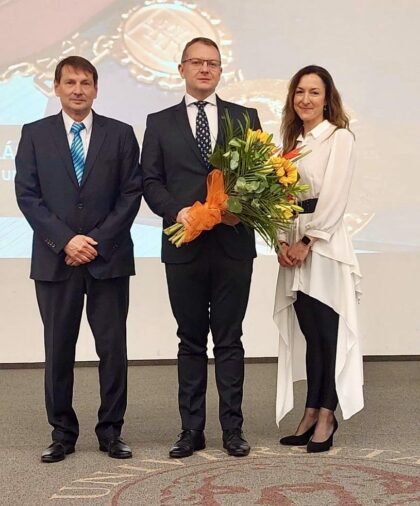 Zľava predseda AS UMB Miroslav Krystoň, rektor Vladimír Hiadlovský a predsedníčka volebnej komisie Barbora Mazúrová