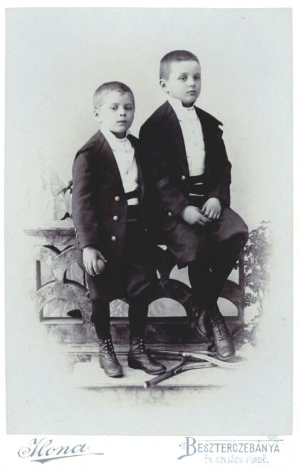 Ján (vpravo) a jeho mladší brat Béla Móryovci s tenisovými raketami v roku 1897, ateliér Ilona Beszterczebánya (Archív rodiny Móryovcov)