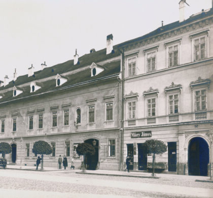 Obchod Móry János na Námestí SNP č.9 v Banskej Bystrici, vľavo pôvodná budova Kammerhofu v roku 1913 (Lesnícke a drevárske múzeum Zvolen)
