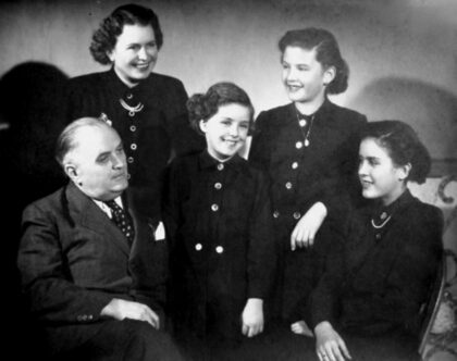 Móryovci v Spišskej Novej Vsi okolo roku 1953. Dcéry sprava: Andrea, Lívia, Erika (Archív rodiny Móryovcov)