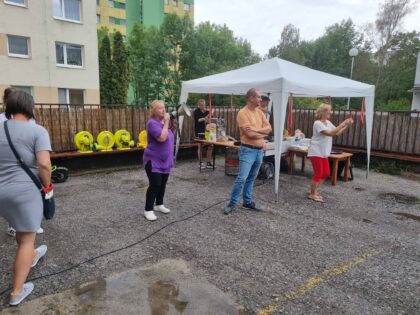 Zľava Ľubica Buranová s tlampačom a Andrej Refka