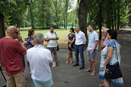 Primátor Ján Nosko diskutuje s miestnymi aktivistami